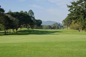 la beauté du parcours de golf a des montagnes derrière lui. photo