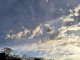 beau paysage naturel dans le ciel bleu, nuages blancs et de nombreux arbres verts autour photo