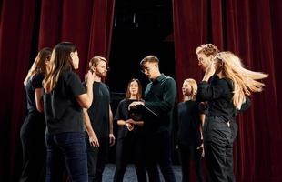 groupe d'acteurs vêtus de vêtements de couleur sombre en répétition au théâtre photo