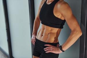 superbes abdos. jeune femme en vêtements sportifs et au corps mince ont une journée de yoga fitness à l'intérieur photo