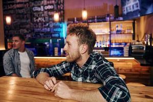 groupe de personnes ensemble à l'intérieur dans le pub s'amuser le week-end photo