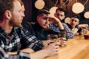 groupe de personnes ensemble à l'intérieur dans le pub s'amuser le week-end photo