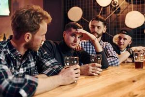 groupe de personnes ensemble à l'intérieur dans le pub s'amuser le week-end photo