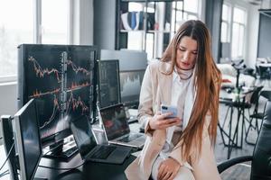 la jeune femme est à l'intérieur du bureau. beaucoup d'affichages photo