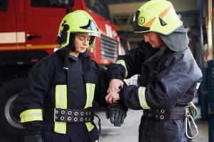 pompiers masculins et féminins en uniforme de protection debout ensemble photo