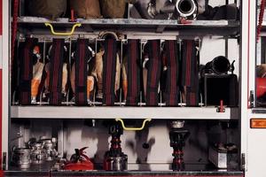 à l'intérieur du camion de pompiers. vue rapprochée de l'équipement et des flexibles photo