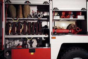 à l'intérieur du camion de pompiers. vue rapprochée de l'équipement et des flexibles photo