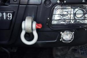 vue rapprochée du camion de pompiers. vue particulaire de la partie avant. les phares sont éteints photo