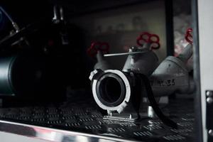 à l'intérieur du camion de pompiers. vue rapprochée de l'équipement et des flexibles photo