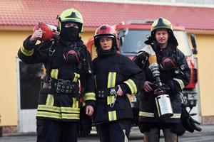 groupe de pompiers en uniforme de protection à l'extérieur près du camion photo