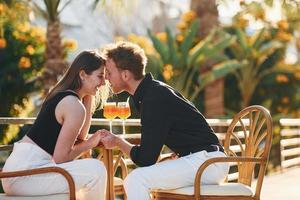 proximité des gens. heureux jeune couple est ensemble pendant leurs vacances. à l'extérieur pendant la journée ensoleillée photo