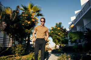 belle nature. jeune homme est à l'extérieur pendant la journée ensoleillée. notion de vacances photo