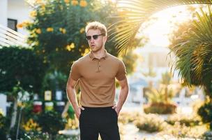 rayon de soleil brillant. jeune homme est à l'extérieur pendant la journée ensoleillée. notion de vacances photo