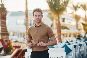 rayon de soleil brillant. jeune homme est à l'extérieur pendant la journée ensoleillée. notion de vacances photo