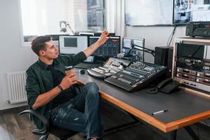 le jeune homme est à l'intérieur dans le studio de radio est occupé par la diffusion photo