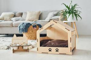 petit stand pour animaux de compagnie est sur le sol dans une chambre domestique moderne photo