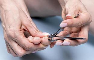 coupe des ongles des orteils avec coupe-ongles, concept de pédicure photo