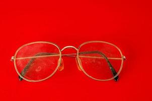 lunettes sur fond rouge photo