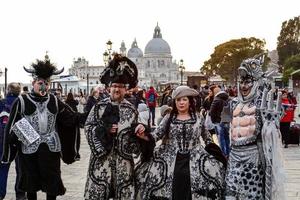 personnes non identifiées portant des masques de carnaval au carnaval de venise à venise, italie, vers février 2022 photo