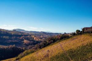 paysages d'automne dans les langhe piémontaises près de serralunga d'alba, avec les couleurs vives de l'automne piémontais photo