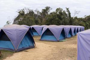 Tentes bleues alignées à doi samoe dao avec dans le parc national de sri nan en thaïlande photo