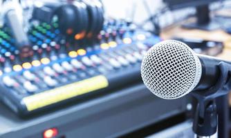 le microphone sur trépied avec fond de mélangeur dans la salle de contrôle du son. photo