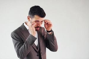 jeune homme d'affaires élégant en costume à l'intérieur. conception du succès photo