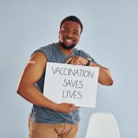 la vaccination sauve la bannière des vies. jeune homme afro-américain après injection de vaccin photo