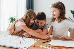 jouer ensemble. les enfants s'amusent dans la chambre domestique pendant la journée photo