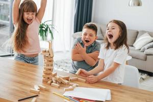 construction d'une tour. jouer à un jeu. les enfants s'amusent ensemble dans la chambre domestique pendant la journée photo