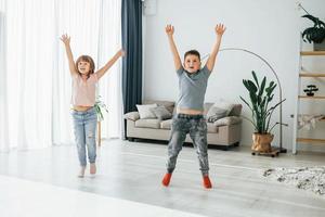 passer du temps actif le week-end. les enfants s'amusent ensemble dans la chambre domestique pendant la journée photo