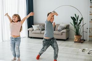 passer du temps actif le week-end. les enfants s'amusent ensemble dans la chambre domestique pendant la journée photo