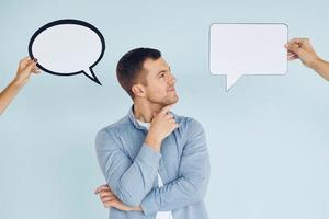 personne intelligente. homme debout dans le studio avec des signes vides pour le texte photo