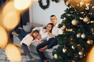 décoration de Noël. famille heureuse célébrant les vacances à l'intérieur ensemble photo