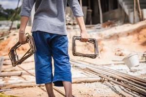 concept de journée mondiale contre le travail des enfants. les enfants qui travaillent dur sur le chantier, le travail des enfants. photo