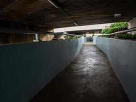 Passerelle souterraine sous la rue à côté du canal de drainage photo