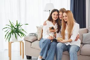 jeune mère avec ses deux filles à la maison pendant la journée photo