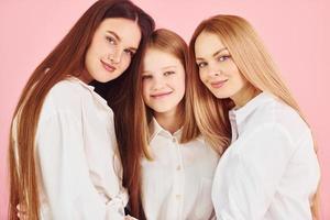 jeune mère avec ses deux filles est en studio photo