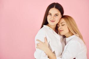 belles personnes. jeune mère avec sa fille debout dans le studio photo