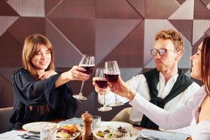 jeune couple et mère. à l'intérieur du nouveau restaurant de luxe moderne photo