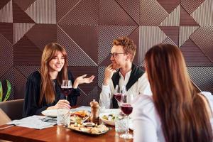 jeune couple et mère. à l'intérieur du nouveau restaurant de luxe moderne photo