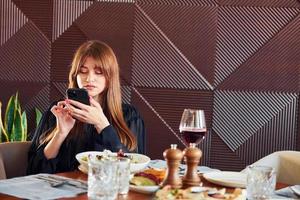 la femme a un dîner de luxe. à l'intérieur du nouveau restaurant de luxe moderne photo