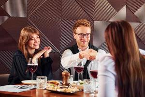 avoir une conversation. à l'intérieur du nouveau restaurant de luxe moderne photo