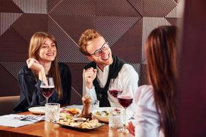 avoir une conversation. à l'intérieur du nouveau restaurant de luxe moderne photo