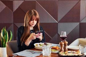 la femme a un dîner de luxe. à l'intérieur du nouveau restaurant de luxe moderne photo