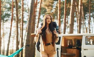 autobus blanc. la femme voyage seule dans la forêt pendant la journée en été photo