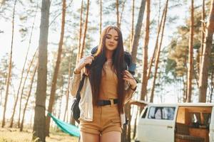 profiter de la randonnée. la femme voyage seule dans la forêt pendant la journée en été photo