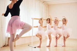 pratiquer la posture. petites ballerines se préparant pour la performance photo