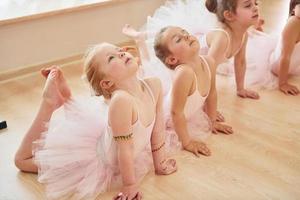 des exercices d'étirement. petites ballerines se préparant pour la performance photo