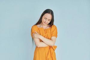 jeune femme en vêtements décontractés debout à l'intérieur dans le studio photo